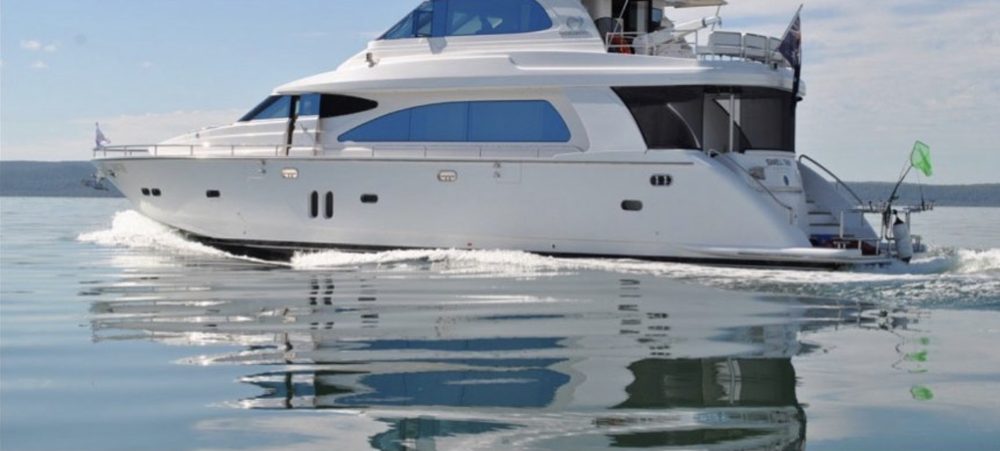 Horizon E73 motor yacht under way